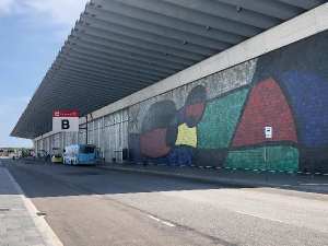 Mural de Mirò del exterior del Aeropuerto de Barcelona-El Prat Josep Tarradellas