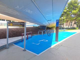 aparcamiento de bicicletas y patinetes en aeropuerto Valencia