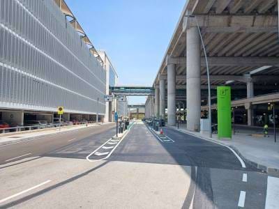 Parking exprés ubicado frente a la fachada del edificio terminal en la planta de llegadas de Alicante-Elche (ALC)