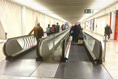 Pasarelas del aeropuerto con pasajeros