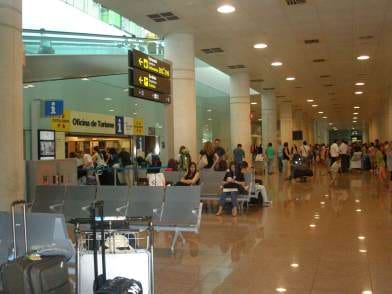 Carritos y maletas descuidadas en la terminal