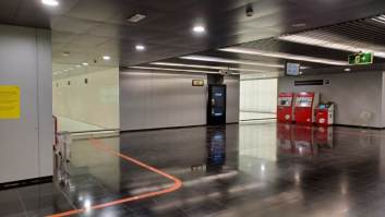 Galería de enlace entre la estación de metro y la terminal 2 del aeropuerto