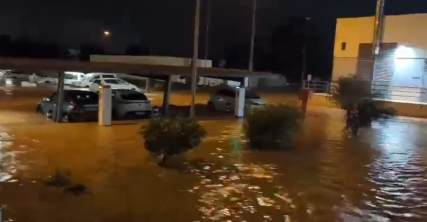 Parking del aeropuerto de Valencia inundado