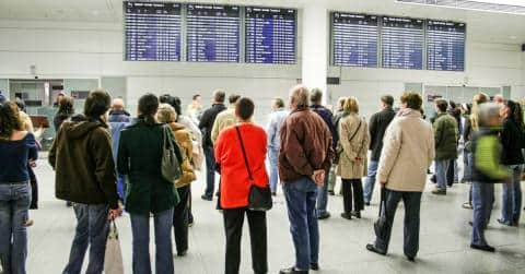 Pasajeros con retraso y cancelaciones en un aeropuerto